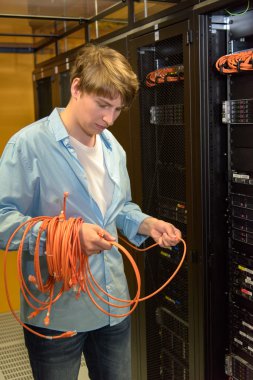 Datacenter ağ kabloları kontrol profesyonel