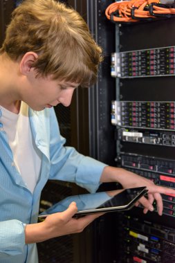 Bu bir sunucu üzerinde çalışan teknisyeni