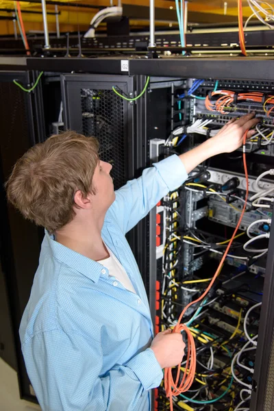 Datacenter technician patching optical cable — Stock Photo, Image