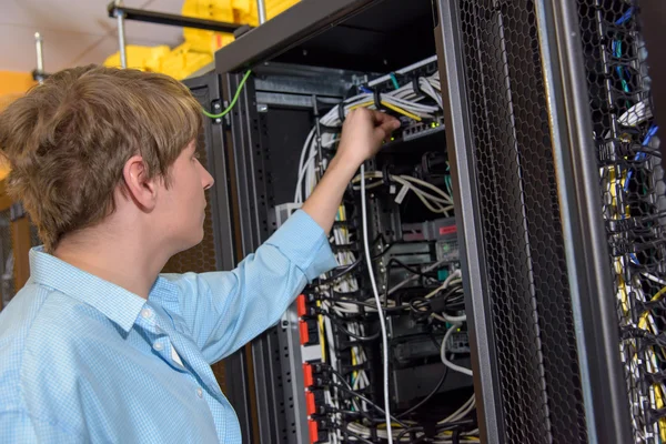 Rechenzentrumsmanager verbindet Netzwerkkabel — Stockfoto