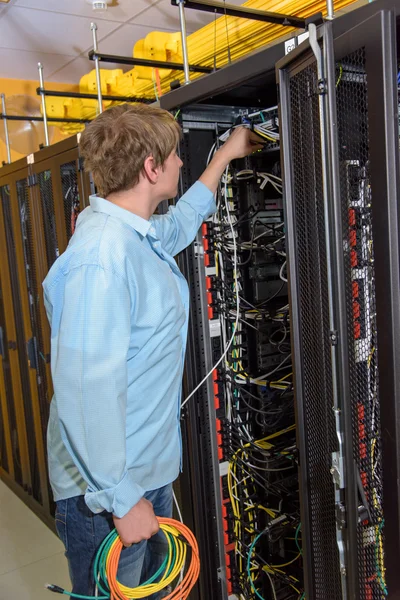 Spécialiste informatique travaillant dans un datacenter — Photo