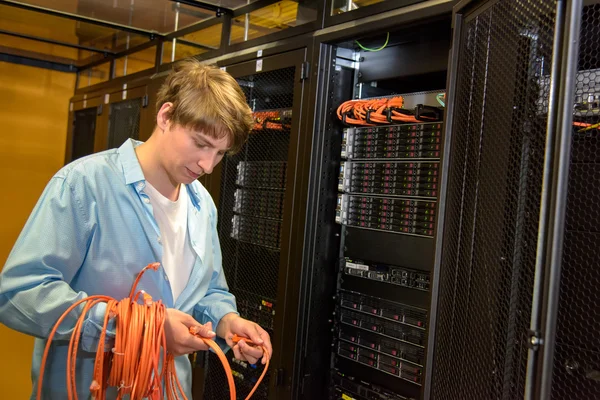 Rechenzentrum-Ingenieur rollt Netzwerkkabel auf — Stockfoto