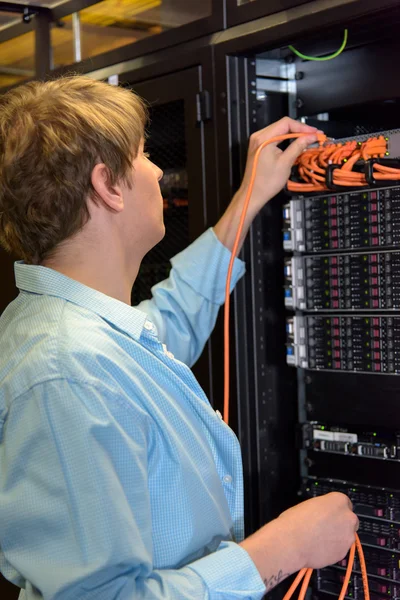 To specjalista kontroli serwera w datacenter — Zdjęcie stockowe