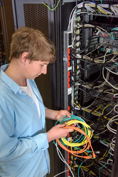 Datacenter inženýr s síťové kabely — Stock fotografie