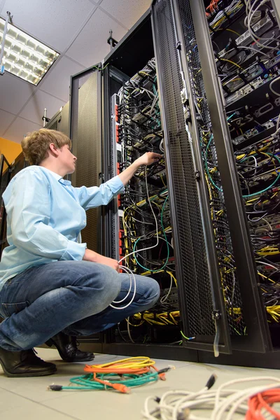 Spécialiste informatique installant des câbles dans le datacenter — Photo
