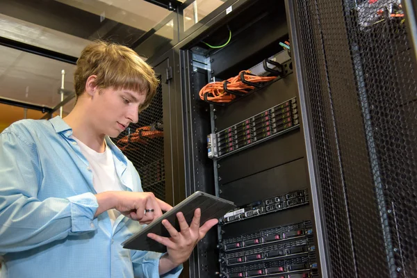 IT specialist configuring servers — Stock Photo, Image