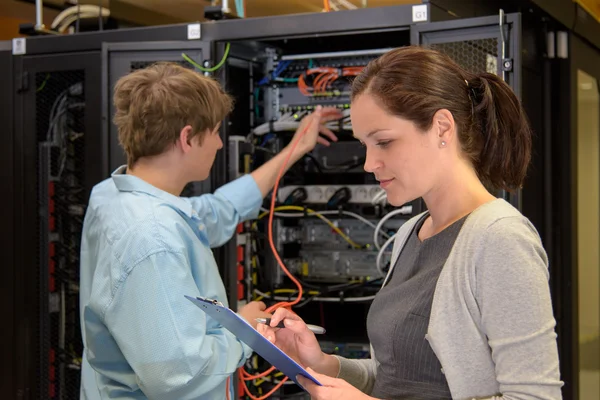 Equipe de especialistas em TI em datacenter — Fotografia de Stock