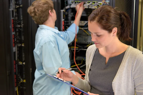 Equipe de técnico de rede em datacenter — Fotografia de Stock