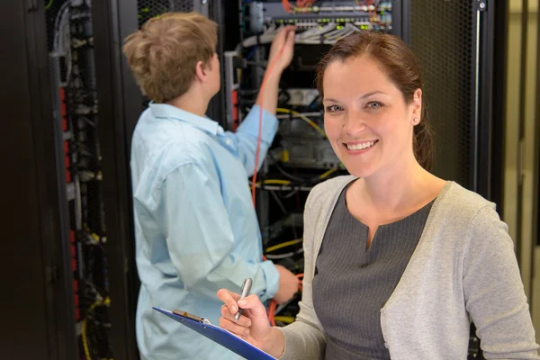 Two network engineers in server room — Stock Photo, Image