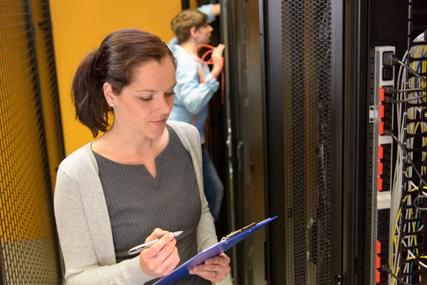 Kvinnliga ingenjör i datacenter — Stockfoto