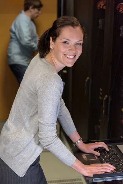 Femme Ingénieur informatique dans la salle des serveurs — Photo