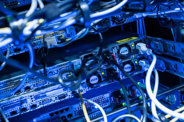 Côté arrière des serveurs Web dans le datacenter — Photo