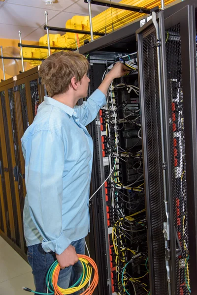 Det specialist arbetar i datacenter Stockbild