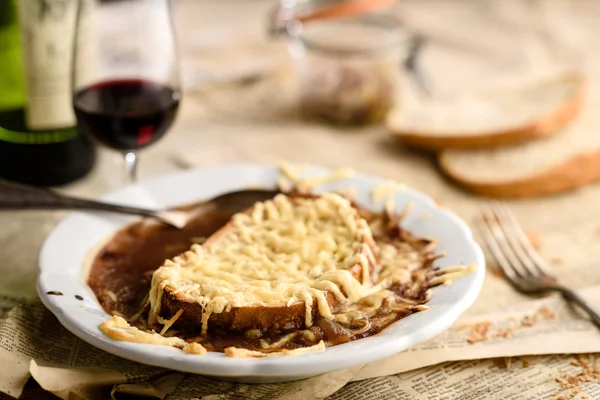 French onion soup with cheese bread croutons — Stock Photo, Image