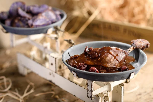 Geroosterde eend been in poort wijn kersen saus — Stockfoto