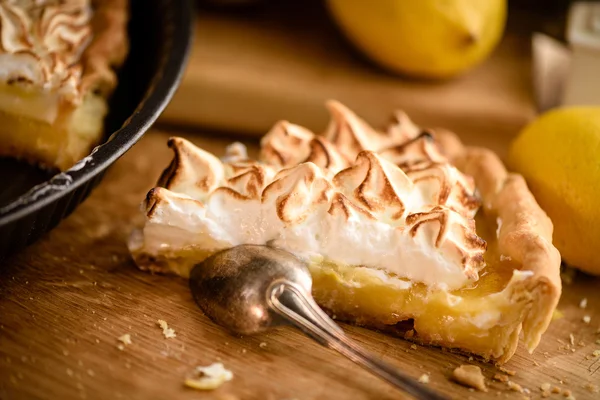 Fatia de torta de merengue de limão — Fotografia de Stock