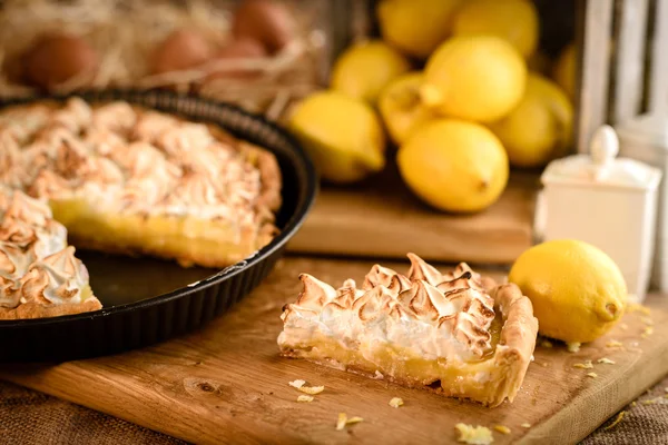 Französische Zitronenbaiser-Torte lizenzfreie Stockbilder