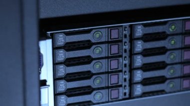 Küme veri merkezlerinde internet sunucuları disklerin