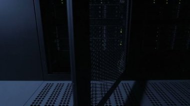 Sunucuları rafları merkezlerinde