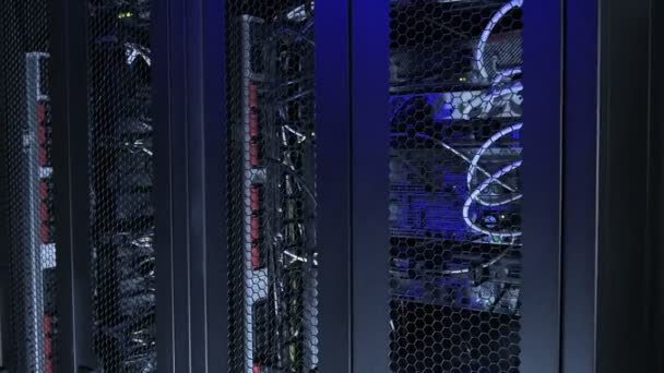 Сетевые серверы в центре обработки данных — стоковое видео