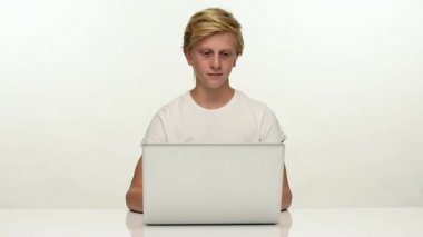 Genç öğrenci dizüstü ve kolları ile geçti