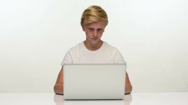 Dizüstü bilgisayarda yazarak genç