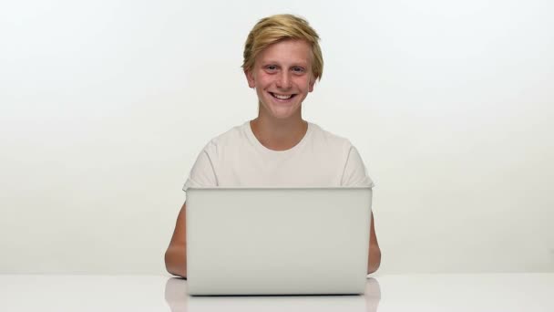Мальчик-подросток с улыбающимся ноутбуком — стоковое видео