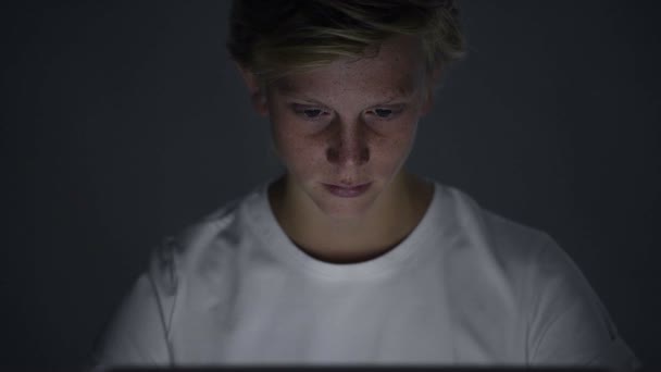 Student tippt nachts auf Laptop — Stockvideo