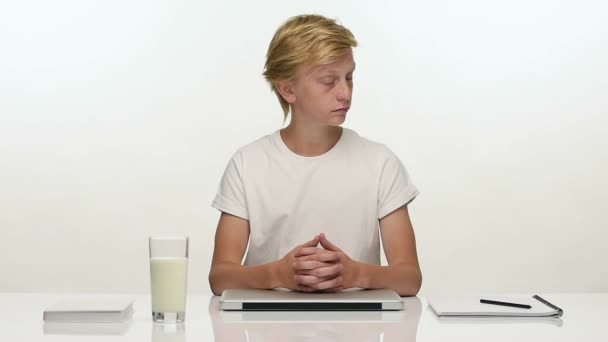 Tidy student jongen schoon te maken zijn Bureau — Stockvideo