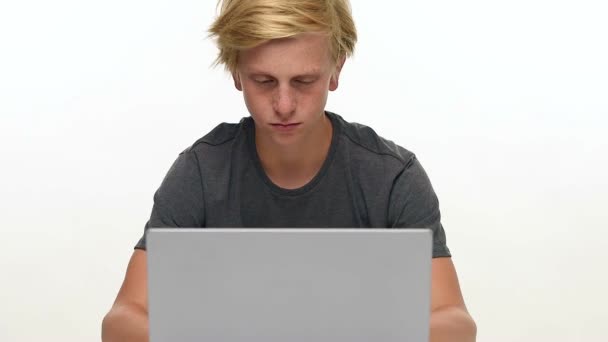 ティーンエイ ジャーは、彼のノート パソコンのキーボードで寝入る — ストック動画