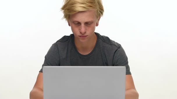 Tiener valt in slaap op zijn laptop toetsenbord — Stockvideo