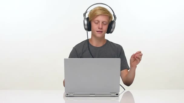 Έφηβος με ακουστικά προϊόντα απομίμησης διεύθυνση ορχήστρας — Αρχείο Βίντεο