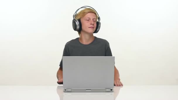 Tiener stand-up een dans achter zijn laptop — Stockvideo