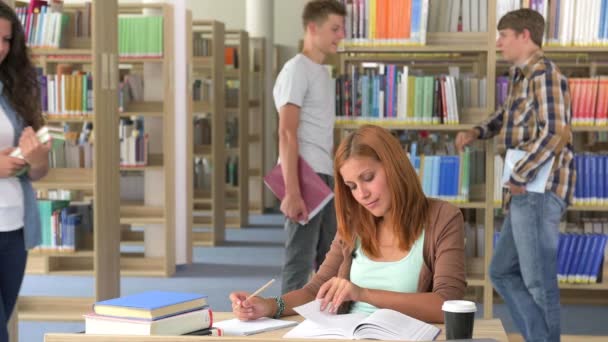 Dos estudiantes chicas se reúnen en la biblioteca universitaria — Vídeos de Stock