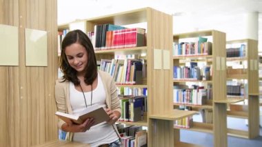 Neşeli öğrenci kız üniversite Kitaplığı'nda