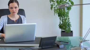 İş kadını ofiste.