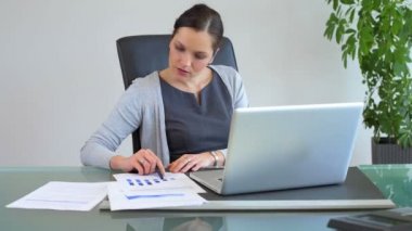 Kadın müdür ofis dizüstü bilgisayar ile çalışma