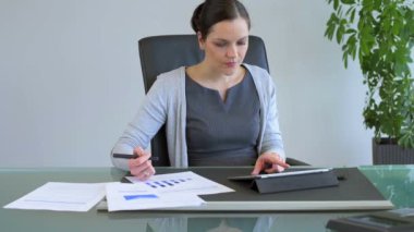 İş kadını ofiste tablet ile