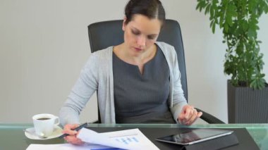 Kadın Yöneticisi ofisinde tablet ile çalışma