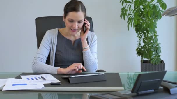 Femme d'affaires appelant avec téléphone portable au bureau — Video