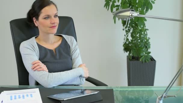 Mujer de negocios feliz mirando fuera de la oficina pensando — Vídeos de Stock