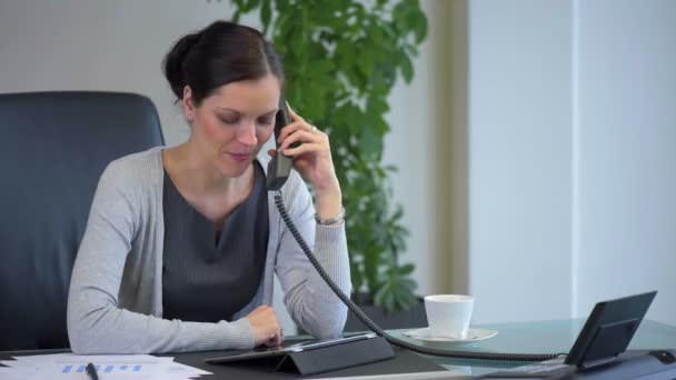 Business woman calling and hanging up — Stock Video