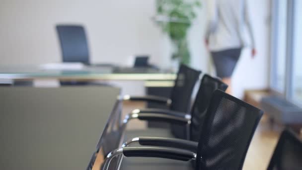 Empty meeting room table with blurred business woman — Stock Video