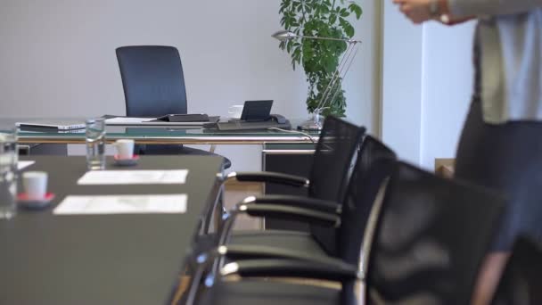 Mujer de negocios en la sala de juntas antes de la reunión — Vídeos de Stock