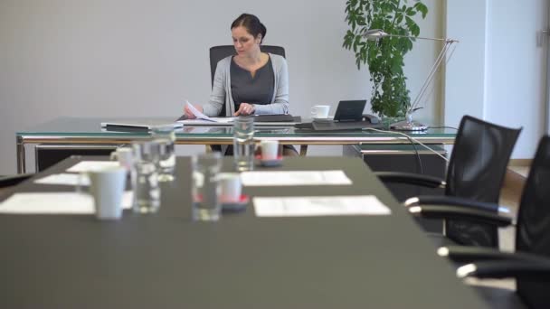 Zakenvrouw aanroepen in office vergaderzaal — Stockvideo