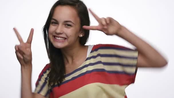 Молодая женщина делает победу мира руку подписать — стоковое видео
