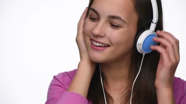 耳机的年轻女人的特写 — 图库视频影像