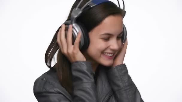 Closeup of female teenager with headphones — Stock Video