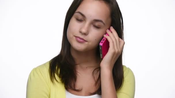 Fechar-se de menina adolescente chamando namorada com telefone — Vídeo de Stock