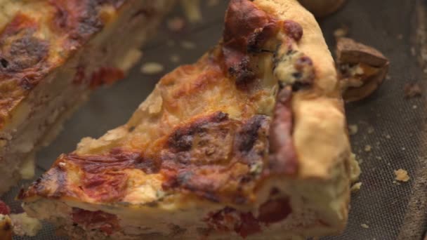 Close-up van quiche Lorraine segment knippen — Stockvideo